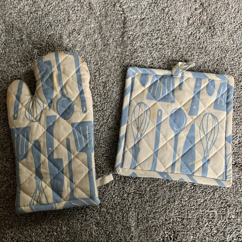 Cream and Blue Hot Pad and Oven Mitt Set